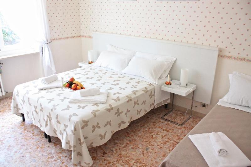 Apartment At Colosseo With Terrace Overlooking The Garden By Lyon โรม ภายนอก รูปภาพ