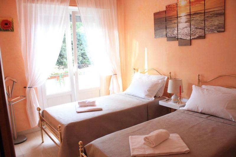 Apartment At Colosseo With Terrace Overlooking The Garden By Lyon โรม ภายนอก รูปภาพ
