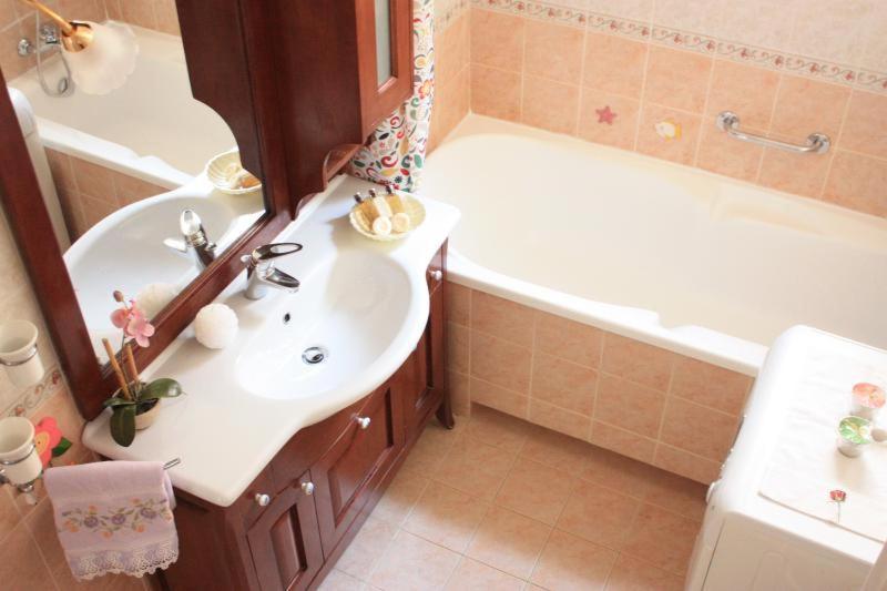 Apartment At Colosseo With Terrace Overlooking The Garden By Lyon โรม ภายนอก รูปภาพ